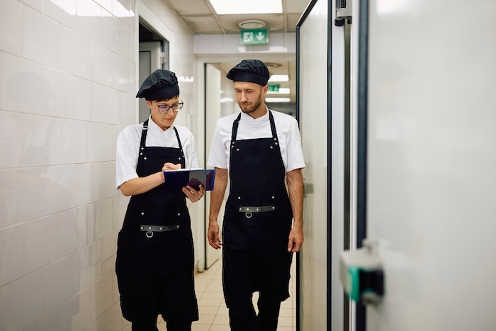 Küchenteam bereitet das Catering-Menü vor